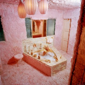 1222940sex-symbol-actress-jayne-mansfield-taking-a-bath-in-the-garish-pink-shag-carpet-covered-bathroom-posters